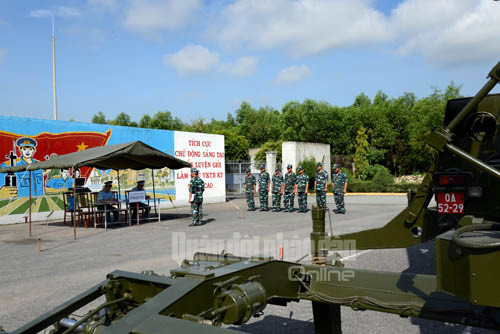 Với nhiều nội dung sát tình huống thực tế, cuộc diễn tập là dịp kiểm tra, đánh giá năng lực chỉ huy, trình độ chuyên môn nghiệp vụ và bản lĩnh chiến đấu cho cán bộ chỉ huy cơ quan trung đoàn và các kíp chiến đấu tổ hợp tên lửa phòng không S-300 PMU1. Đây cũng là dịp để đánh giá phương pháp huấn luyện, nâng cao trình độ hiệp đồng kíp chiến đấu và khả năng chỉ huy chiến đấu, học tập, trao đổi kinh nghiệm của đội ngũ cán bộ chỉ huy các cấp. Trong ảnh, kiểm tra lý thuyết trước giờ thực hành của kíp phân đội kỹ thuật.