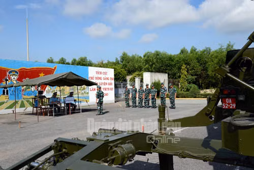 Với nhiều nội dung sát tình huống thực tế, cuộc diễn tập là dịp kiểm tra, đánh giá năng lực chỉ huy, trình độ chuyên môn nghiệp vụ và bản lĩnh chiến đấu cho cán bộ chỉ huy cơ quan trung đoàn và các kíp chiến đấu tổ hợp tên lửa phòng không S-300 PMU1. Đây cũng là dịp để đánh giá phương pháp huấn luyện, nâng cao trình độ hiệp đồng kíp chiến đấu và khả năng chỉ huy chiến đấu, học tập, trao đổi kinh nghiệm của đội ngũ cán bộ chỉ huy các cấp. Trong ảnh, kiểm tra lý thuyết trước giờ thực hành của kíp phân đội kỹ thuật.