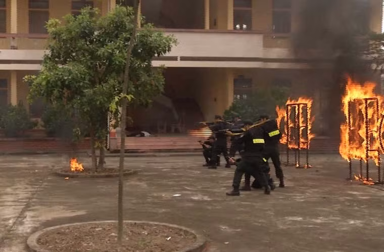 Cảnh sát cơ động tiêu diệt những tên bảo vệ vòng ngoài.