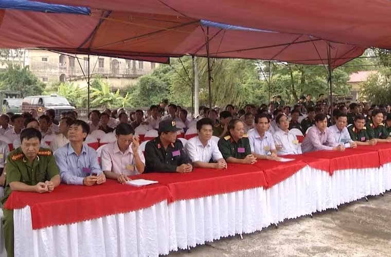 Đông đảo lực lượng xem thực binh giải cứu con tin, tái chiếm mục tiêu.