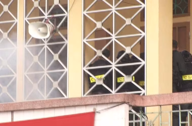 CSCĐ thả lựu đạn khói gây ngạt, nhanh chóng phá cửa bắt giữ bọn khủng bố và giải cứu con tin.