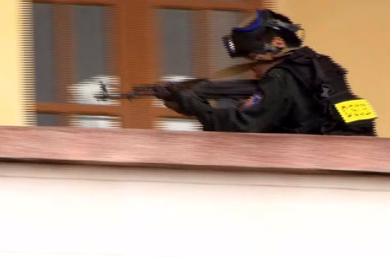 Từ một hướng khác, các chiến sĩ CSCĐ men theo hành lang, bí mật tiếp cận mục tiêu.