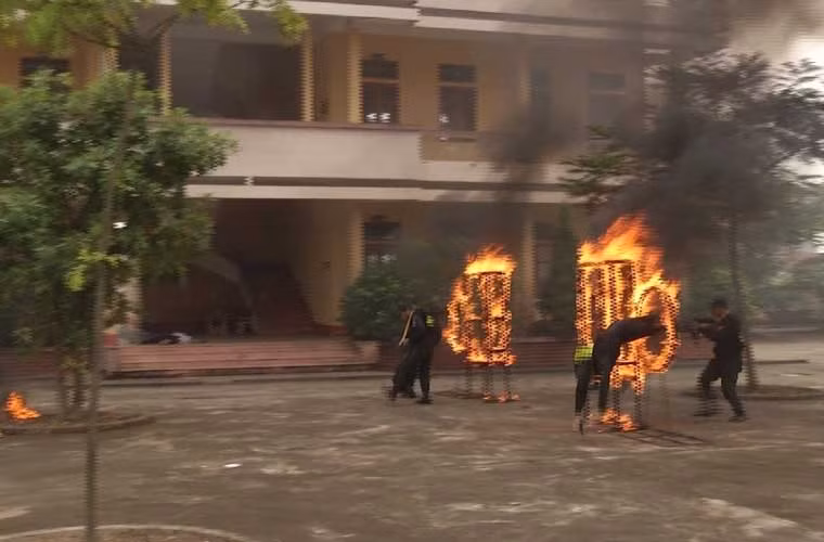 Cảnh sát cơ động dũng mãnh vượt qua vật cản của bọn khủng bố.