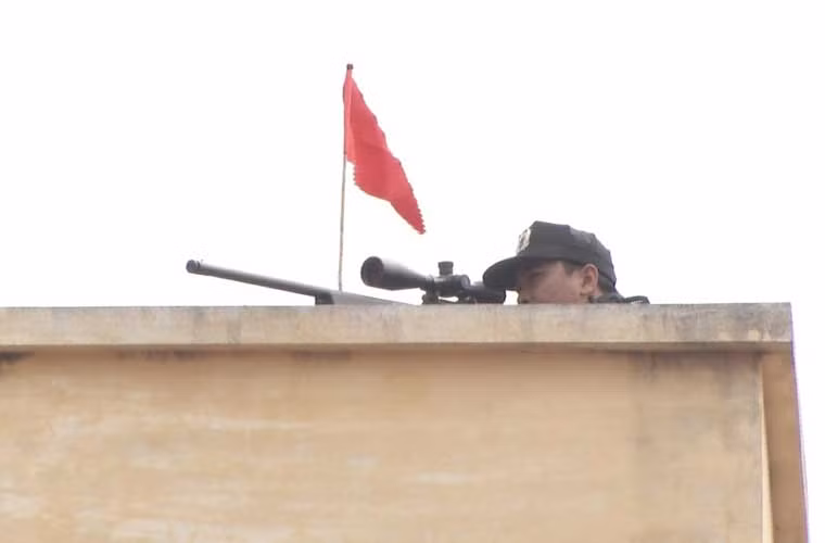 Từ các vị trí ẩn nấp trên cao, chiến sĩ CSCĐ mang súng bắn tỉa, hướng về mục tiêu sẵn sàng nhả đạn.