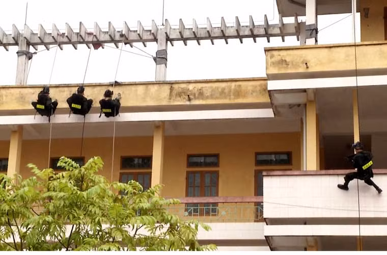 Từ trên sân thượng của tòa nhà, các chiến sĩ CSCĐ đu dây, tiếp cận mục tiêu bọn khủng bố chiếm giữ.