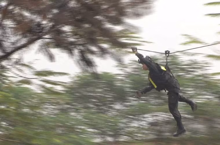 Cảnh sát cơ động đu dây, vượt qua khoảng trống, bí mật tiếp cận nơi bọn khủng bố giam giữ con tin.