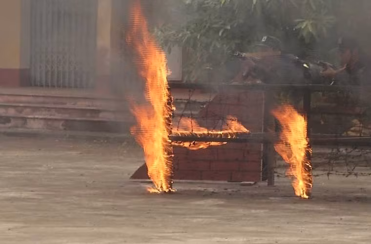 Nhận lệnh, lực lượng cảnh sát cơ động đã tiếp cận hiện trường và sử dụng các biện pháp nghiệp vụ, một mặt kêu gọi, thuyết phục bọn khủng bố, một mặt vu hồi, tăng thời gian, tạo điều kiện thuận lợi để các bộ phận tiếp cận và giải cứu con tin nhanh chóng, an toàn. Trong ảnh, lực lượng CSCĐ nhanh chóng tiếp cận hiện trường, áp sát các vật cản do đối phương tạo ra.