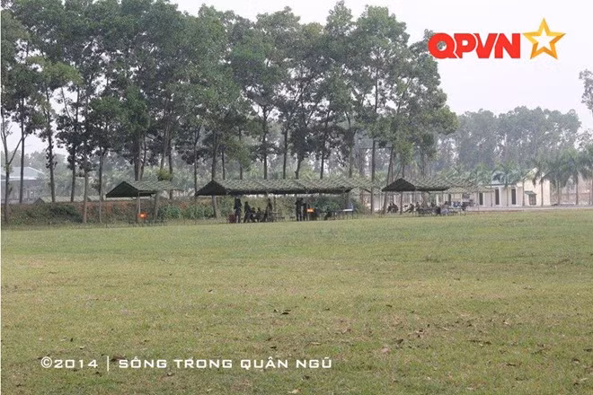 Nhà bạt trên thao trường.