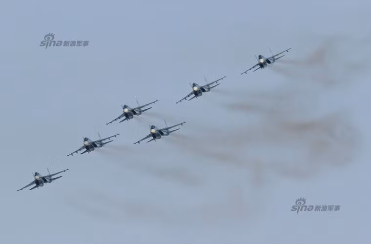 Trong ảnh là 6 máy bay Su-30SM đang cùng thực hiện bài bay đội hình. Đây có lẽ đội hình đầy đủ của phi đội Russia Falcon.