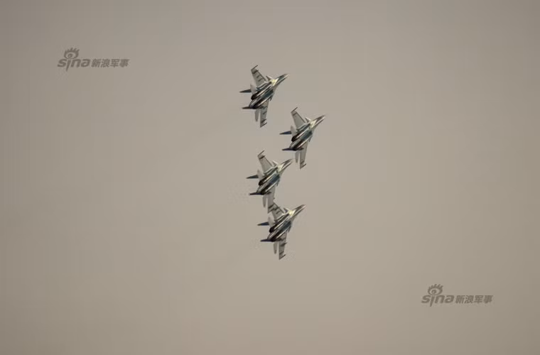 Cả đội hình thực hiện các màn nhào lộn trên không.