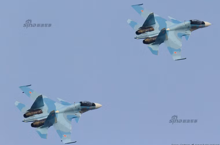 Su-30SM được phát triển hoàn toàn dựa trên mẫu Su-30MKI xuất khẩu cho Ấn Độ, tất nhiên có sự đổi khác nhiều về hệ thống điện tử.