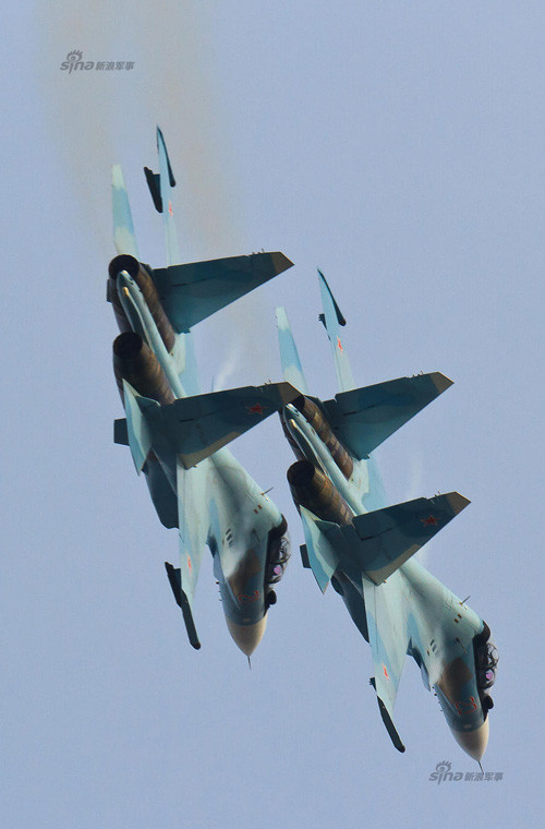 Điều khiển máy bay phải là những phi công kinh nghiệm đầy mình và lòng dũng cảm khi họ phải thực hiện động tác bay đặc biệt phức tạp.