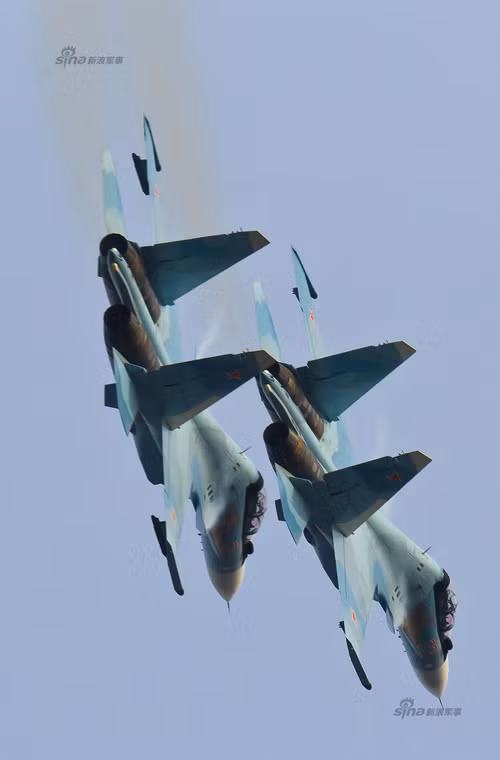 Điều khiển máy bay phải là những phi công kinh nghiệm đầy mình và lòng dũng cảm khi họ phải thực hiện động tác bay đặc biệt phức tạp.