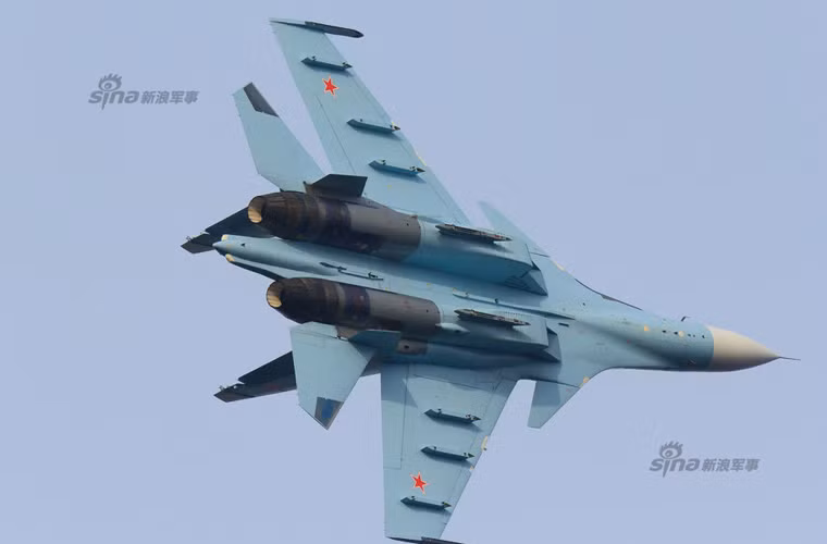 Những chiếc Su-30SM được trang bị động cơ kiểm soát véc tơ lực đẩy hứa hẹn đem lại khả năng thao diễn tuyệt vời hơn MiG-29 hay Su-27.