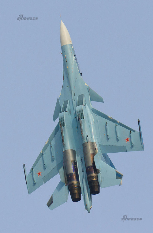 Một chiếc Su-30SM bay gần như thẳng đứng.