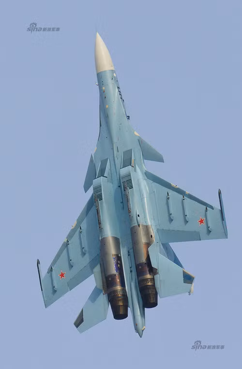 Một chiếc Su-30SM bay gần như thẳng đứng.