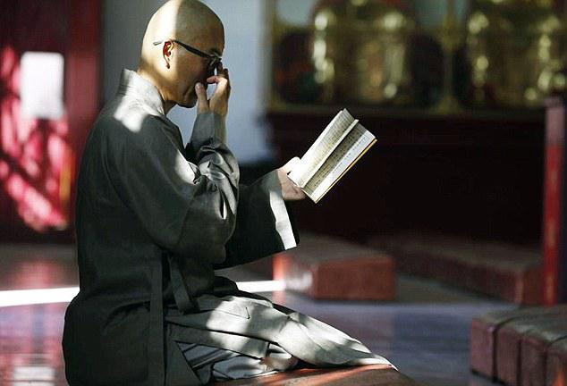 Kể về thời gian ở vùng núi, ông Liu Jingchong cho biết điều kiện sống rất tệ, giường bằng gạch và không có điện trong mùa đông tuyết, nhưng ông không thấy lạnh và rất thích cuộc sống ở đó. Được biết, triệu phú này có xuất phát nghèo khó, từng làm lao động chân tay nhưng nhờ may mắn, và có đầu óc kinh doanh nên trở thành giám đốc một công ty kinh doanh quần áo ở thành phố Phật Sơn 