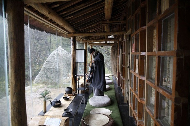 Sống ở vùng núi nhưng ông Liu khẳng định ôngkhông có ý định chỉ sống một mình mà vẫn giao tiếp với những người xung quanh. Lúc ông mới lên núi, vợ con nghĩ rằng ông chỉ lên đó nghỉ ngơi một thời gian, sau đó họ lên núi để thuyết phục ông nhưng không thành công. Người vợ dùng đến phương án cuối cùng, đệ đơn ly dị song ông Liu đã lập tức đồng ý.