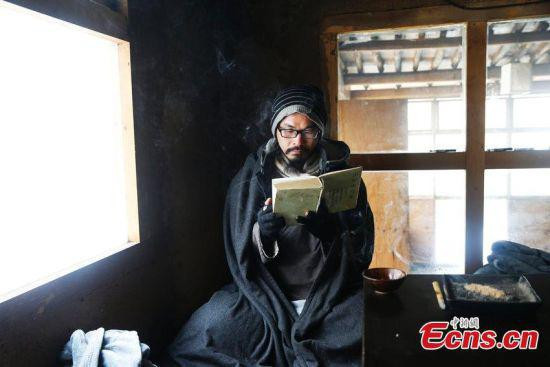 Ông bán hết toàn bộ 7 chiếc ôtô, các biệt thự và khu nghỉ dưỡng, sau đó mua một căn nhà gỗ nhỏ để tu tập, tĩnh tâm. Ông thức dậy lúc 9h sáng và tối thì đi ngủ từ sớm, mỗi ngày Liu Jingchong chỉ ăn một đến hai bữa và dành phần lớn thời gian để thiền, đọc sách