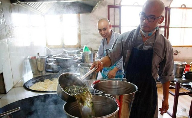 2 năm sau, ông gia nhập một ngôi chùa ở phía Đông Trung Quốc, và thay vì kiếm tiền tỷ thì giờ ông làm việc trong một bếp ăn chung của chùa.