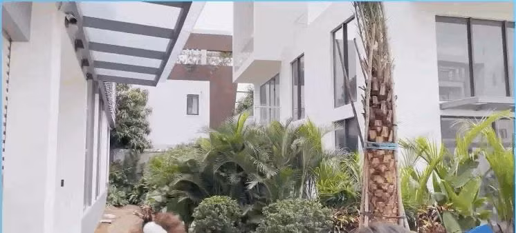 Sau vu mat trom 15 ty dong, biet thu Ngoc Trinh bong 'bien hinh'-Hinh-3