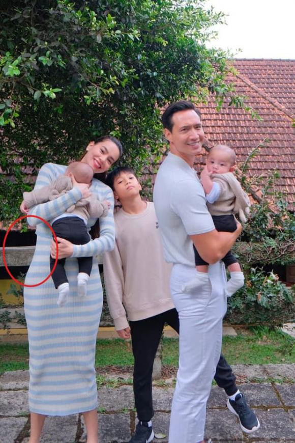 Tung ảnh đi du lịch cùng gia đình, Hà Hồ bị netizen “bóc mẽ” chuyện bóp eo Tung anh di du lich cung gia dinh, Ha Ho bi netizen “boc me” chuyen bop eo