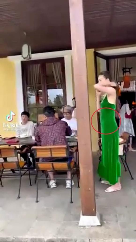 Tung ảnh đi du lịch cùng gia đình, Hà Hồ bị netizen “bóc mẽ” chuyện bóp eo - Hình 3 Tung anh di du lich cung gia dinh, Ha Ho bi netizen “boc me” chuyen bop eo-Hinh-3