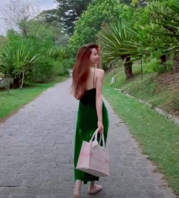 Tung ảnh đi du lịch cùng gia đình, Hà Hồ bị netizen “bóc mẽ” chuyện bóp eo - Hình 2 Tung anh di du lich cung gia dinh, Ha Ho bi netizen “boc me” chuyen bop eo-Hinh-2