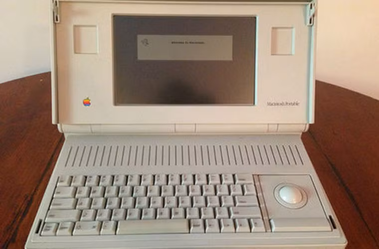  Máy tính Apple Macintosh Portable (1989-1991). Do vấn đề về thiết kế pin, đôi khi, chiếc máy này không khởi động nổi cho dù được cắm điện. Và, mang tiếng là máy tính “xách tay”, nhưng chiếc máy nặng tới 16 pound, tương đương khoảng 7,2 kg.