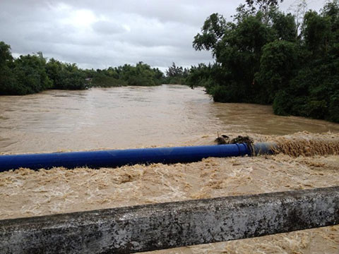 Tại Phú Yên, hàng nghìn người dân cũng đang chạy đua với nước lũ do mưa lớn, nước sông lên nhanh gây ngập nhiều nơi. Tại huyện Đồng Xuân, nước sông Kỳ Lộ dâng cao làm ngập cầu La Hai trên 1m, hàng trăm người qua lại phải đi trên đường sắt. Xe buýt, xe tải nằm kẹt hai bên đầu cầu.