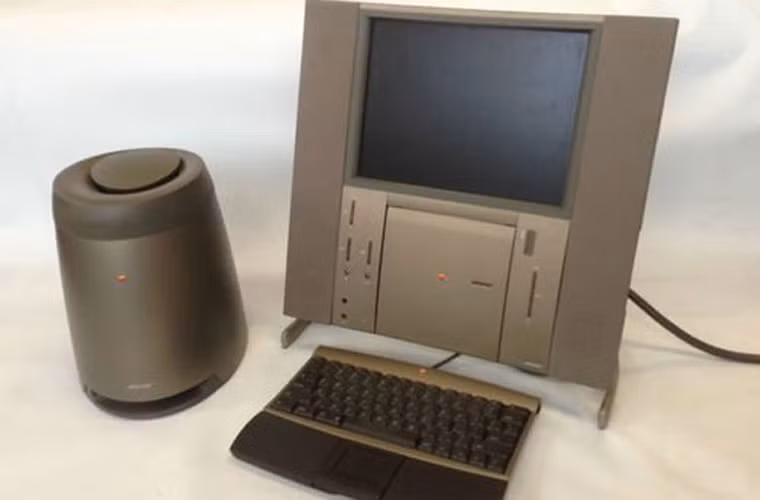  Máy tính 20th Anniversary Mac (1996-1997). Đây là chiếc máy tính cá nhân phiên bản giới hạn được Apple tung ra nhân dịp sinh nhật lần thứ 20 của hãng. Mức giá của chiếc máy là 8.000 USD. Dù doanh số thảm hại, nhưng 20th Anniversary Mac vẫn là một trong những chiếc máy tính được các nhà sưu tầm Macintosh yêu thích nhất. Vào năm 2010, một chiếc máy tính loại này còn chạy được đã được bán với giá 1.000 USD.
