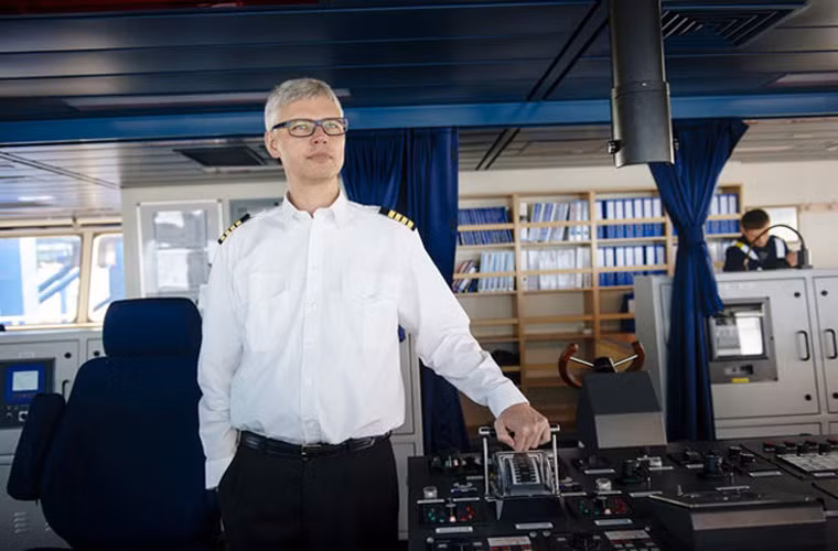 Các bến cảng ở châu Âu đã cam kết đầu tư 10 tỷ Euro, tương đương 13,3 tỷ USD, vào các dự án nâng cấp để cải thiện khả năng đón tiếp những con tàu container “khủng” nhất thế giới. Trong ảnh, ông Niels Vestergaard Pedersen, thuyền trưởng của tàu Mc-Kinney Moeller, chụp ảnh trong buồng điều khiển tàu.