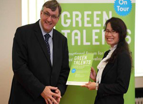 Ông Wilfried Kraus, Vụ phó Vụ Phát triển bền vững, Khí hậu và Năng lượng BMBF trao Giấy chứng nhận cho thí sinh Lê Ngọc Liễu. (Nguồn: BMBF).