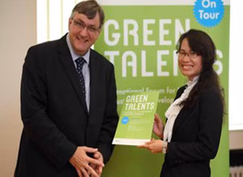 Ông Wilfried Kraus, Vụ phó Vụ Phát triển bền vững, Khí hậu và Năng lượng BMBF trao Giấy chứng nhận cho thí sinh Lê Ngọc Liễu. (Nguồn: BMBF). Ông Wilfried Kraus, Vụ phó Vụ Phát triển bền vững, Khí hậu và Năng lượng BMBF trao Giấy chứng nhận cho thí sinh Lê Ngọc Liễu. (Nguồn: BMBF).