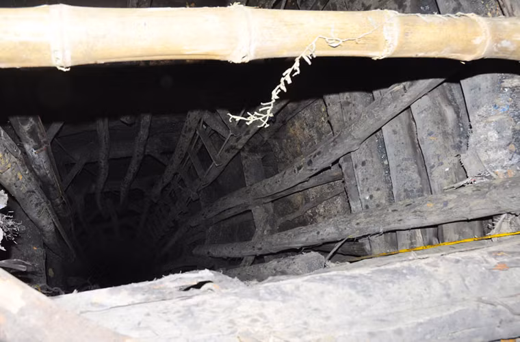 Mỗi lò than được đào thành hầm dài cả trăm mét ăn sâu trong lòng đất. Trong ảnh: Lò than số 3, vỉa số 8 sâu gần 30 mét và đi xiên ngang với chiều dài hơn 150 mét là hầm than thường xuyên xảy ra các vụ tai nạn.