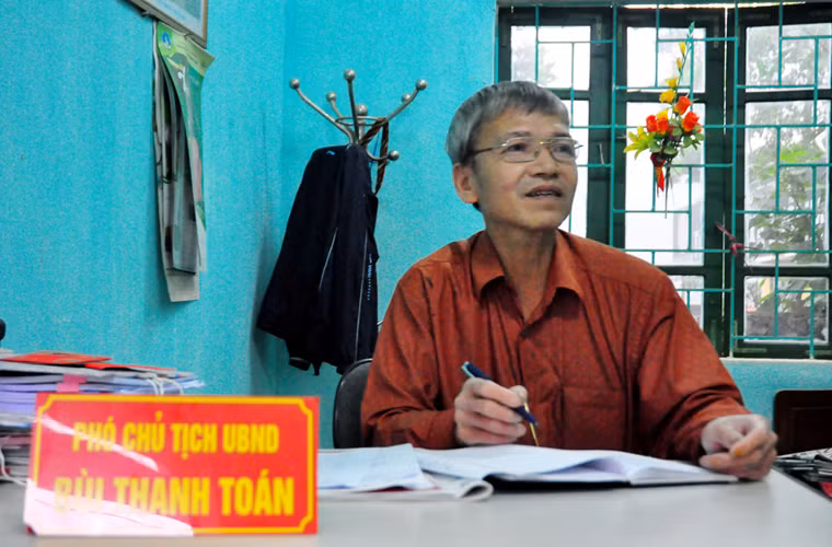 Đến UBND xã Cuối Hạ, Phó Chủ tịch Bùi Thanh Toán cho biết: “Công ty CP Than Khoáng Sản Kim Bôi đóng tại địa phương từ rất lâu và trải qua nhiều đời giám đốc. Đã có nhiều tai nạn xảy ra như sập lò than, nổ khí than. Xã chỉ là đơn vị quản lý hành chính do công ty CP Than Khoáng sản Kim Bôi đóng trên địa bàn, còn công ty thì trực thuộc Sở Công thương.