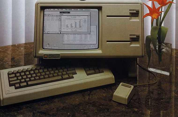  Máy tính Apple Lisa (1983-1985). Lisa là chiếc máy tính cá nhân do Apple thiết kế vào thập niên 1980. Chiếc máy tính này không chỉ chạy chậm mà còn rất khó dùng. Khi mới ra mắt, chiếc máy có mức giá lên tới 9.995 USD. Vào năm 1986, Apple đã từ bỏ sản phẩm này và cho phép người sử dụng Lisa đổi lại chiếc máy để mua chiếc máy Mac Plus giá 4.100 USD với giá chỉ 1.500 USD.