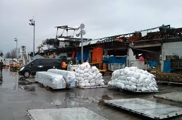 Vô số thực phẩm (gạo), nước uống được chất đống để đưa vào các khu vực trong thành phố để cứu trợ.