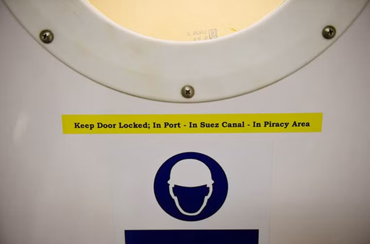 Các cảng của nước Anh đã chi trên 1 tỷ Bảng, tương đương 1,52 tỷ USD, để nâng cấp nhằm đón tiếp những “siêu” tàu chở hàng thế hệ mới. Trong ảnh là một biển báo trên tàu Maersk Mc-Kinney Moeller với nội dung: “Khóa cửa khi ở cảng, trên kênh đào Suez, và ở khu vực có cướp biển”.