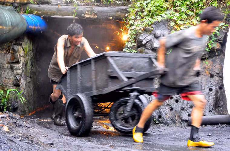 Các công nhân làm việc trong bãi than đều là lao động thời vụ với công ty, không tham gia bảo hiểm; mức thu nhập 3 - 4 triệu đồng/người/tháng.