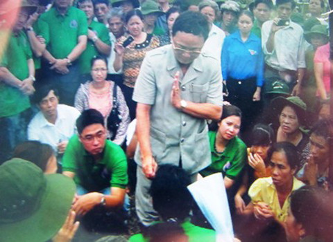 Cậu Thủy làm "phép" để cất bốc hài cốt liệt sĩ giả.