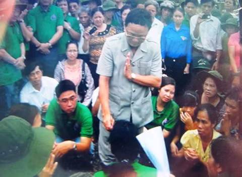 Cậu Thủy làm "phép" để cất bốc hài cốt liệt sĩ giả.