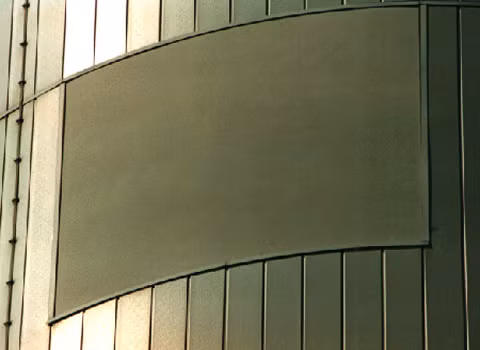 Cận cảnh cửa sổ phủ chất điện môi phục vụ tình báo.