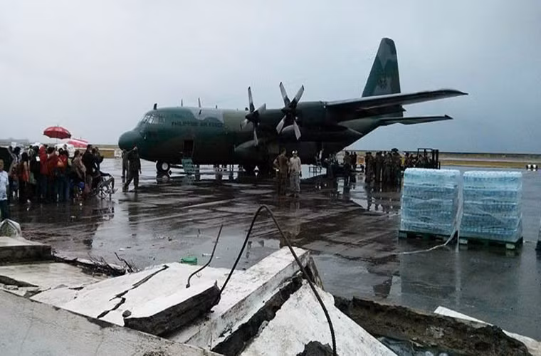 Dòng người (bên trái) chuẩn bị lên máy bay di tản khỏi "thành phố chết".