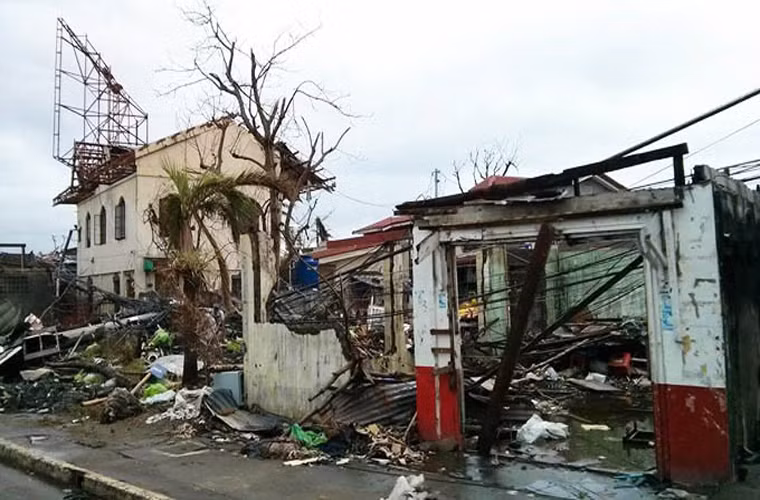 Tacloban vẫn hoang tàn và chưa biết khi nào mới tái thiết lại như xưa.