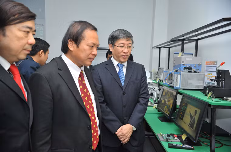 Lãnh đạo Bộ Thông tin và Truyền thông cùng đoàn khách VIP đang đi thăm thành phố.