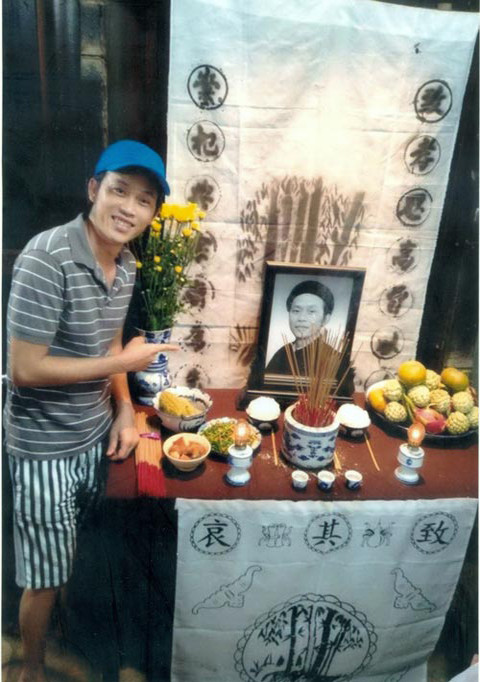 Danh hài Hoài Linh bên tấm ảnh thờ… chính mình. (Ảnh do nghệ sĩ cung cấp).