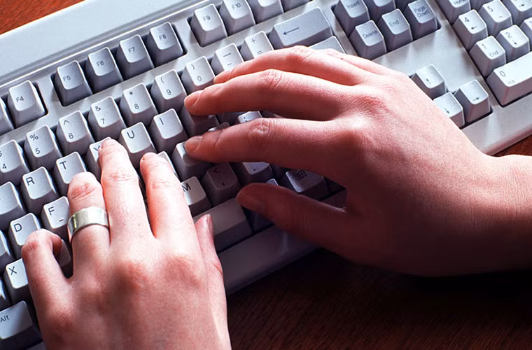 Không bao giờ phải gõ lại mật khẩu. Nếu không sử dụng các chương trình quản lý mật khẩu, bạn sẽ phải kì cạch gõ lại mật khẩu cho từng dịch vụ, điều này sẽ trở nên khó khăn, nhất là với những ai có trí nhớ kém. Với một phần mềm quản lý mật khẩu, bạn có thể sao chép mật khẩu và dán lại vào những vị trí cần thiết mà không bao giờ phải gõ chúng.