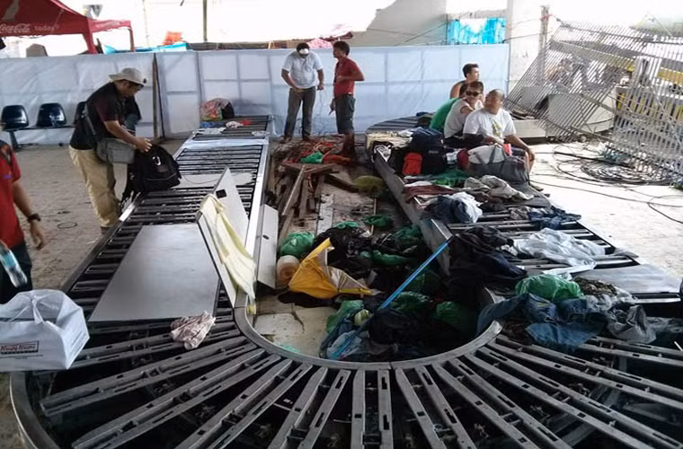 băng chuyền hành lý tại sân bay nay cũng là nơi chứa rác thải chưa ai dọn dẹp .