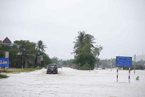 Nước lũ cũng làm Quốc lộ 19 từ huyện Tây Sơn đi TP Quy Nhơn và các huyện bị chia cắt nhiều đoạn.